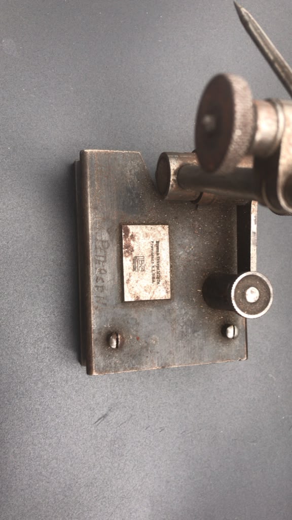 Brown & Sharpe 8-Inch V-Groove Surface Gauge - Image 3